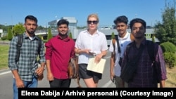 Elena Dabija, administratoarea unei companii care se ocupă cu recrutarea muncitorilor străini, alături de tineri recrutați în Bangladesh, pe Aeroportul Internațional Chișinău, iulie 2025
