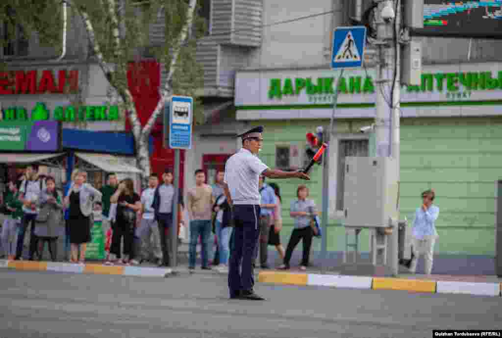 Жол коопсуздугун, шаардагы тартипти беш миңден ашык милиция кызматкери көзөмөлдөп жатат.&nbsp;