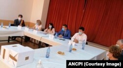 Reprezentanții și conducerea ANCPI trebuie să poarte dese negocieri cu primarii comunelor pentru a-i convinge să înceapă cadastrarea. Aleșii se plâng însă că nu au funcționari specializați în acest domeniu și că ANCPI ar trebui să coordoneze și să supravegheze lucrările.