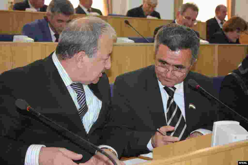 Он сӯи девори парлумон #99