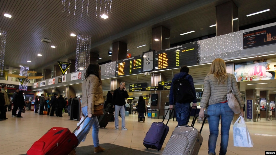 Din cele 15 milioane de pasageri care treceau prin Otopeni înainte de pandemie, 90% avea bilete pentru destinații internaționale. În deceniul trecut, aerogara a înregistrat un flux dublu de călători. Lipsa investițiilor într-un nou terminal a dus la blocaje pe piste.