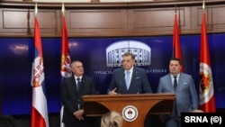 Presidenti i Millorad Republikës Sërpska (RS), Millorad Dodik (në mes), kryeministri i RS-së Radovan Vishkoviq (djathtas) dhe kryetari i Asamblesë së RS-së, Nenad Stevandiq.