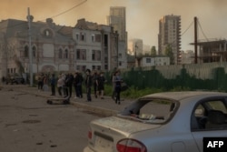 „Casa Lukianov” (stânga), în dimineața zilei de 24 mai, după atacul rusesc