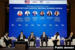 Урмат Такиров баштаган спикерлер B5+1 форумунда сөз сүйлөп жатышат.