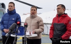 Прем'єрка Данії Метте Фредеріксен, виконувач обов'язків голови уряду Гренландії Муте Боруп Егеде та новообраний голова уряду Єнс-Фредерік Нільсен на пресконференції на борту інспекційного судна ВМС Данії «Веддерен» у водах навколо Нуука, Гренландія, 3 квітня 2025 року