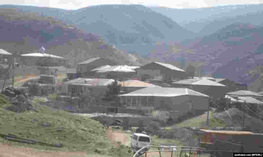 Bu obada belentli-pesli &yacute;erlerde gurlan d&uuml;rli tipd&auml;ki &yacute;aşa&yacute;yş ja&yacute;laryna elt&yacute;&auml;n &yacute;ollar juda darajyk. 