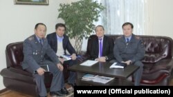 ИИМдин маалымат катчысы Бакыт Сеитов жана Мамлекеттик тил боюнча улуттук комиссиянын төрагасы Назаркул Ишекеев ИИМ кызматкерлери менен.