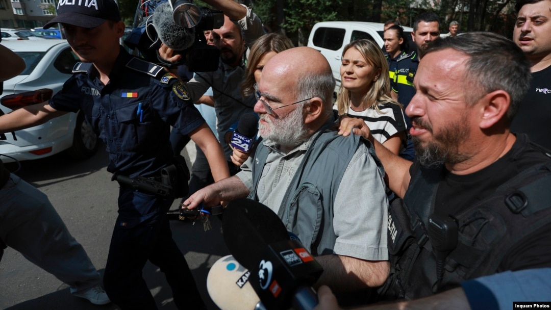 Alfred Bulai, escortat de ofițerii de poliție în timpul cercetărilor - 4 septembrie 2024