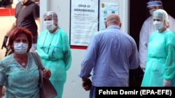 U BiH nije počelo lečenje obolelih od korona virusa krvnom plazmom, niti je bilo zvaničnih razgovora o tome na nivou države (fotografija iz jedne od dvije bolnice u Sarajevu)