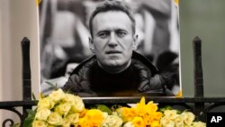 Вшанування пам’яті Олексія Навального біля посольства Росії в Лондоні, 18 лютого 2024 року