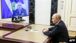 12 травня Володимир Путін (праворуч) заявив, що російські війська успішно випробували надважку міжконтинентальну балістичну ракету РС-28 «Сармат»