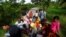 Refugiaţi Rohingya în drum spre tabăra din Cox's Bazar, Bangladesh