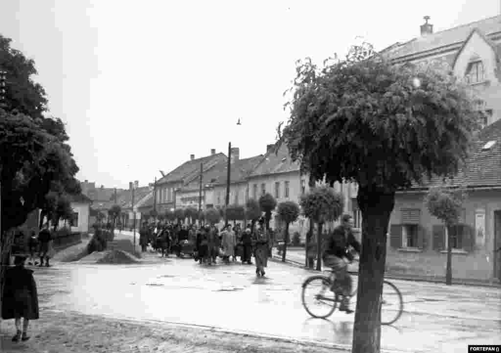 Kőszeg, Rákóczi Ferenc utca, 1944. június 18. Zsidók gyalogmenete a Schey Fülöp utcai gettóból a vasútállomásra