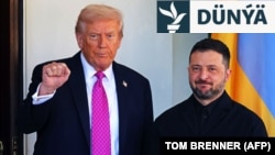ABŞ-nyň prezidenti Donald Tramp (çepde) oktýabrda Ak Tamda Ukrainanyň prezidenti Wolodymyr Zelenski bilen duşuşýar.