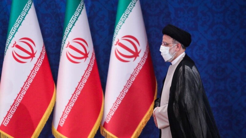Presidenti i ri iranian betohet para Parlamentit