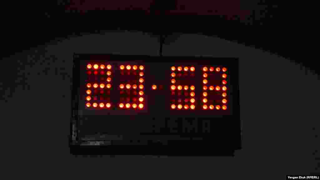 В кінці потерни висить &laquo;годинник судного дня&raquo;. Зараз він показує умовний час 23:58 тобто дві хвилини до ядерної катастрофи. &laquo;Заведений&raquo; годинник був у 1947 році творцями першої американської атомної бомби. Рішення про переведення стрілок ухвалює рада директорів журналу Чиказького університету &laquo;Бюлетень вчених-атомників&raquo; за допомогою запрошених експертів, серед яких, зокрема, 18 лауреатів Нобелівської премії