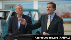 ფოტო არქივიდან. რესპუბლიკელი სენატორი ლინდსი გრემი(მარცხნივ) და დემოკრატი სენატორი რიჩარდ ბლუმენტალი კიევში 2025 წლის 30 მაისს გამართულ პრესკონფერენციაზე