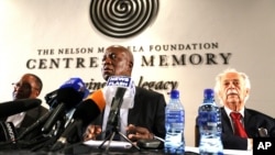 Dikgang Moseneke(u sredini) nakon što je oporuka pročitana članovima Mandeline porodice u Fondaciji Nelson Mandela u Johanesburgu, Južna Afrika, 3. februara 2014.