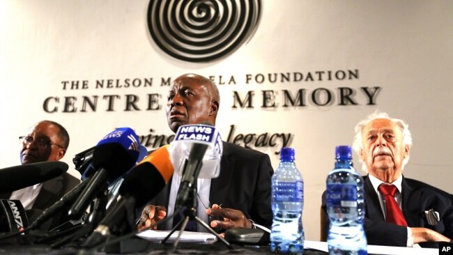 Dikgang Moseneke(u sredini) nakon što je oporuka pročitana članovima Mandeline porodice u Fondaciji Nelson Mandela u Johanesburgu, Južna Afrika, 3. februara 2014.