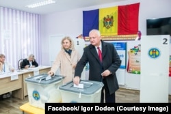 Fostul președinte moldovean, Igor Dodon, a votat alături de soția sa, Galina Dodon, la alegerile prezidențiale din 20 octombrie.