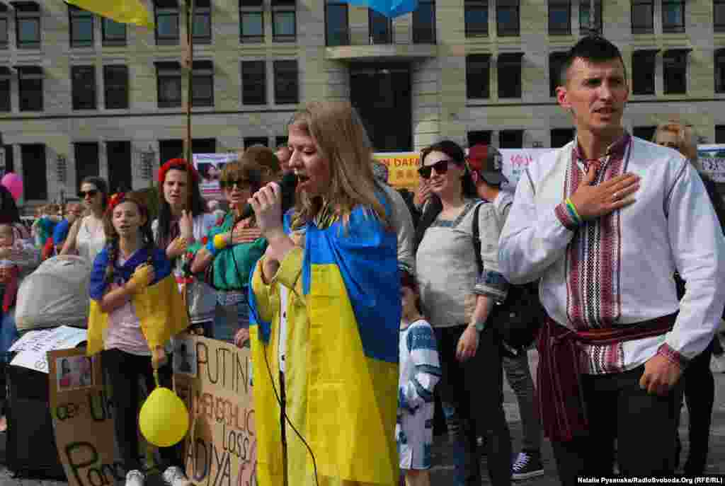 На площі виконали гімн України