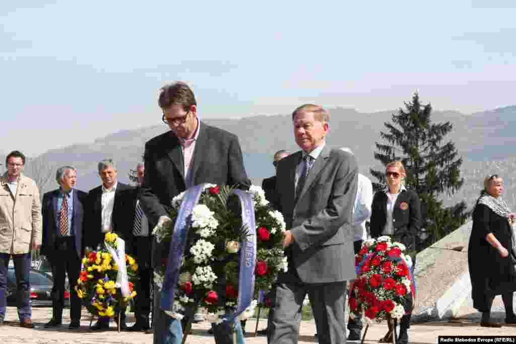 Polaganje cvijeća na Spomen-park Vraca.