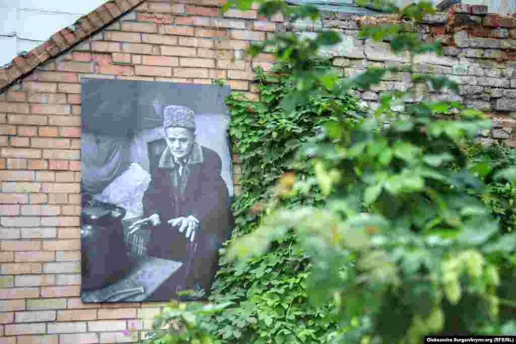 Fotoresimlerden biri Qırımtatar halqı milliy lideri Mustafa Cemilevniñ portreti