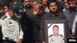 عکس حسن ملکی در دست نزدیکان او در مراسم تشییع جنازهاش