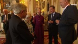 Камерон обговорює «фантастично корумповані» країни з королевою (відео)