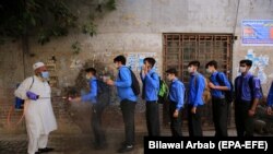 Старшокласники перед початком занять у Пешаварі, Пакистан, 15 вересня 2020 року