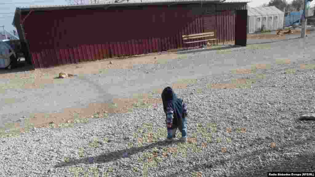 МАКЕДОНИЈА - Во Македонија нема да се градат бегалски кампови, дециден беше министерот за транспорт и врски Горан Сугарески, кој одгoвараше на новинарски прашања по средбата со градоначалникот на Општина Штип, Благој Бочварски.