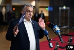 Прем'єр Угорщини Віктор Орбан спілкується з журналістами після засідання Європейської Ради в Брюсселі, Бельгія, 19 грудня 2025 року
