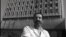Dr Bakir Nakaš ispred Opće bolnice, ratni snimak