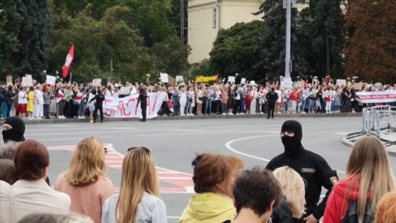 Cu flori și steaguri alb-roșii, mii de femei protestează la Minsk