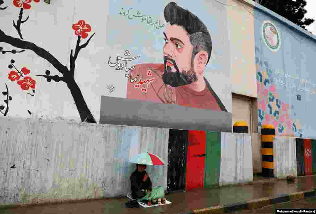 Чысьцільшчык абутку чакае кліентаў у Кабуле. (Reuters/Mohammad Ismail)