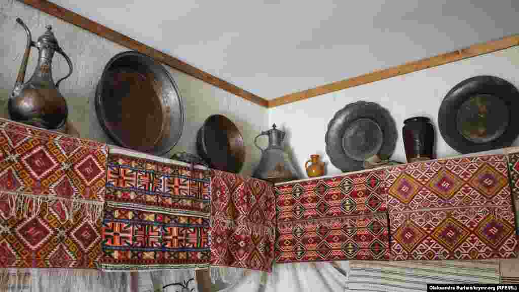 Комната украшена тканями с домотканными вышивками. Эти вышивки крымскотатарская девушка готовила себе в качестве приданого. На полках стоит медная посуда, в том числе &laquo;гугумы&raquo; &ndash; это сосуды, с которыми в старину ходили к фонтану за водой