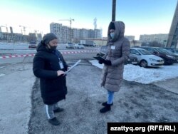 Қазақстандағы парламент сайлауы кезінде учаскеден шыққан дауыс берушілерге сауал қойып жүрген адамдар. Алматы, 2021 жылғы қаңтар.