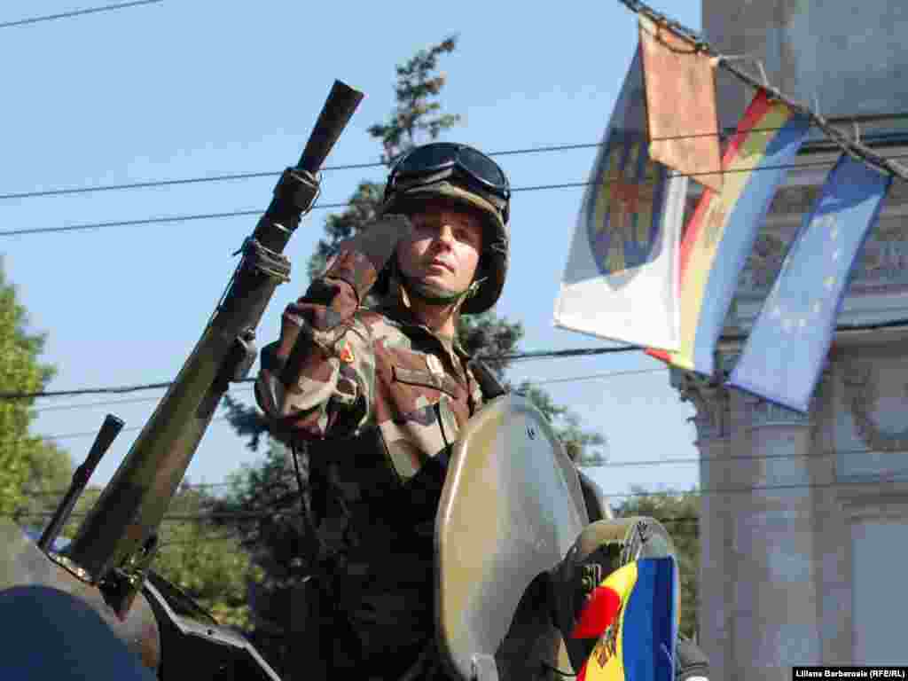 Din urma soldatilor, vine si tehnica grea, expusa in premiera dupa proclamarea independentei