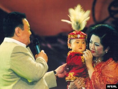 Әйелдің емшегін сорып жатқан ер адамның видеосын қараңыз.