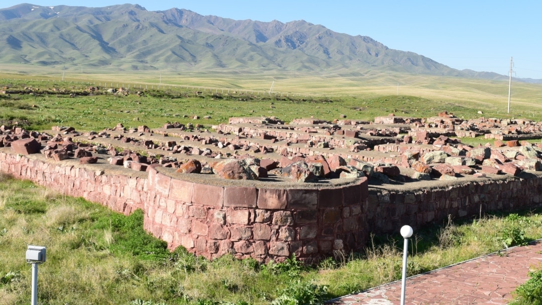 Суреттердегі жыныстық қатынастағы лотос позициясы