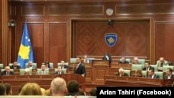 Arian Tahiri tokom govora u Skupštini Kosova. Fotografija iz arhive.