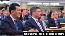 Мемлекеттік кеңесші Ерлан Қарин мен премьер-министр Олжас Бектенов. Астана, 8 қыркүйек, 2025 жыл.