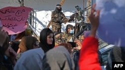 افغان ښځې د مظاهرې پر مهال - عکس پخوانی دی 