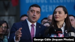 Partidul Oamenilor Tineri, condus de Anamaria Gavrilă (dreapta), a pierdut șase deputați. AUR, condus de George Simion (stânga), a dezmințit că urmează plecări din partid.