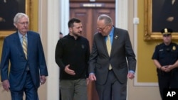 Președintele Volodimir Zelenski cu liderul minorității din Senat Mitch McConnell (stânga) și liderul majorității din Senat Chuck Schumer, la întâlnirea de la Capitoliu - Washington, joi, 26 septembrie 2024.