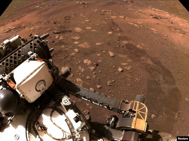 عکسی از اولین حرکت مریخ‌نورد ناسا بر سطح مریخ که رد چرخ‌ها را هم نشان می‌دهد، ۴ مارس ۲۰۲۱