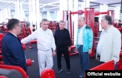 The Central Asian presidents take a tour of the weight room.