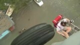 Евакуація жителів Техасу продовжується внаслідок руйнівної повені (відео)