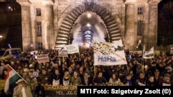 Tüntetés az alaptörvény negyedik módosítása ellen Budapesten 2013-ban