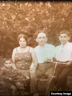 Семья Давида Яровского - мать, отец (Роза, Иосиф), Давид и Арон, 1940. Из архива Марианны Яровской